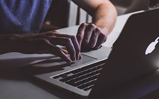 沈月出席活动被拍生图，真实身高仅到助理肩膀，网友：最多1米55