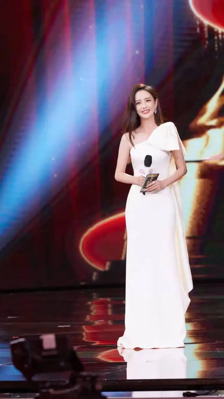 女明星穿抹胸_抹胸连衣裙穿搭技巧_性感抹胸裙如何穿出高级感