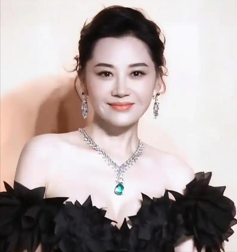 中国最丰满的几位女星，美的各有千秋，她们的身材也太犯规了