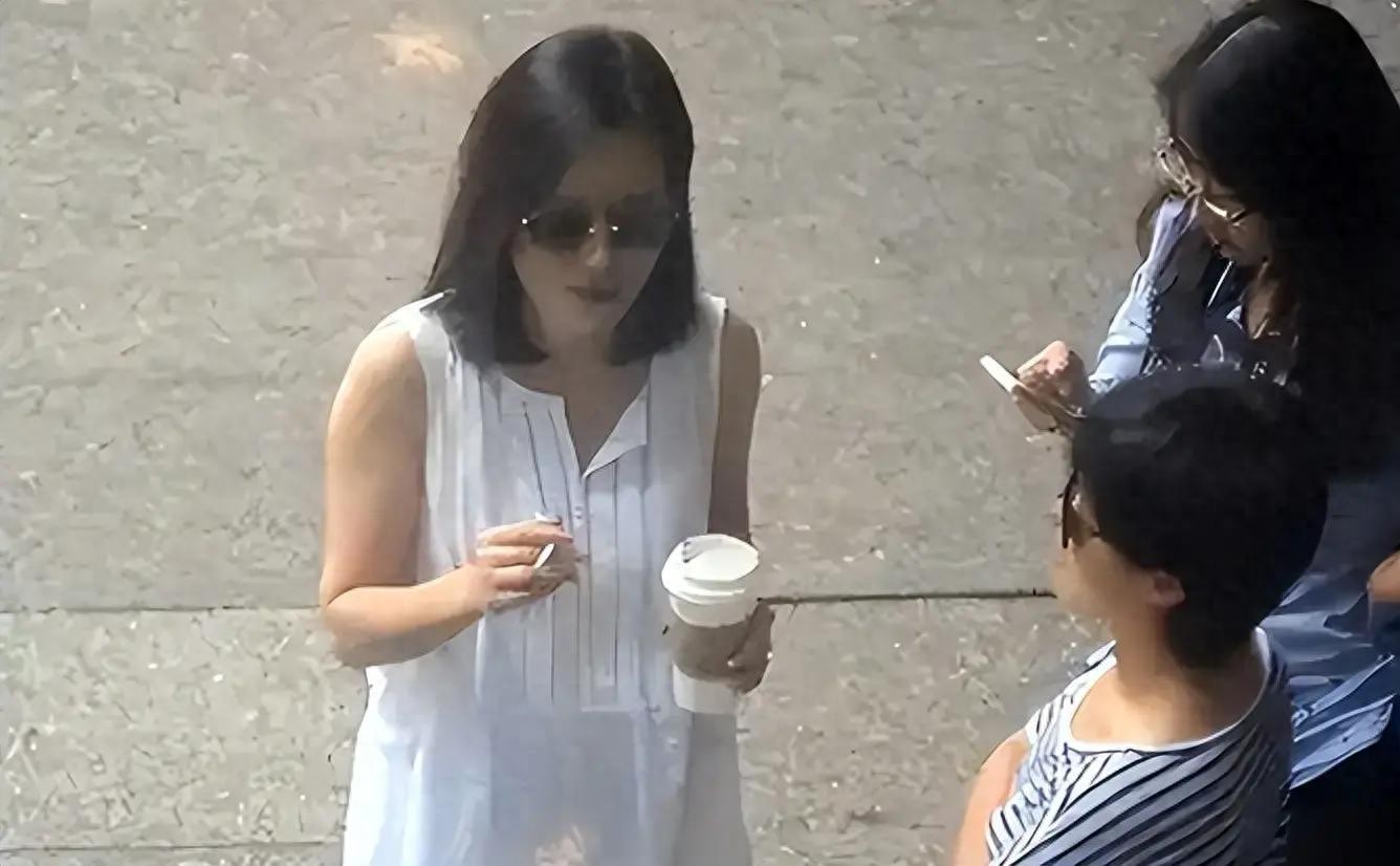 女明星吸烟斗_女明星抽烟原因_刘亦菲抽烟真实状态