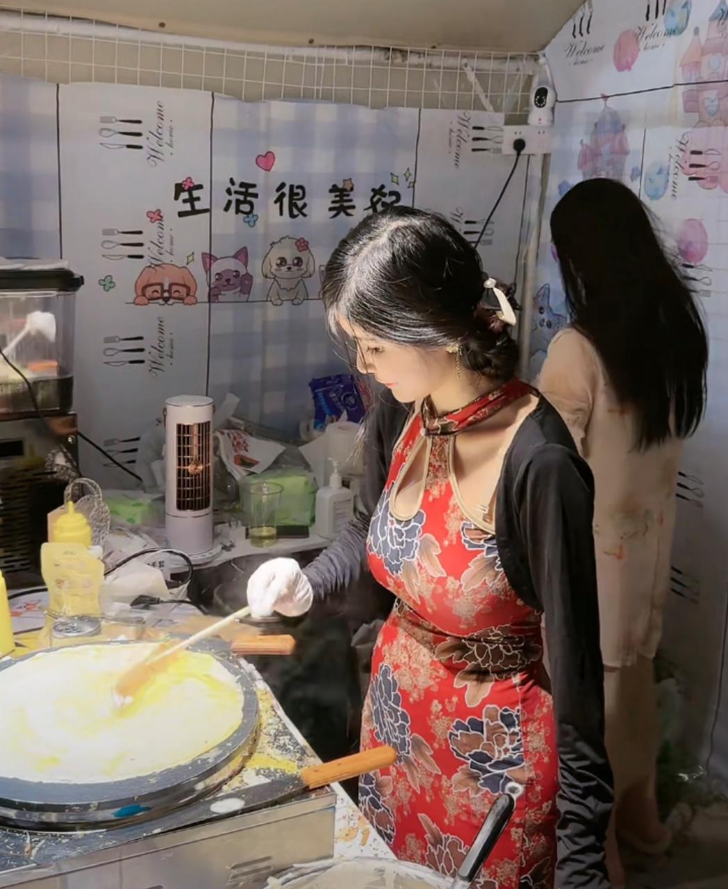 网红狗头萝莉街头卖煎饼果子_煎饼果仔抖音网红黑料,_狗头萝莉煎饼果子摊位情况