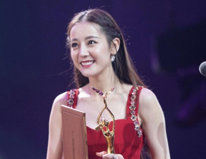 娱乐圈奖项质疑_娱乐圈的颁奖_童瑶白玉兰视后争议